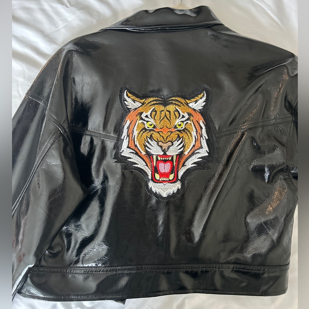 Cropped leather jacket with tiger